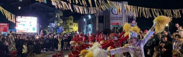 ZAPALJENA DŽINVOSKA LUTKA NESTALA U PLAMENU! Aco Pejović napravio HAOS nasred šetališta, krivac doveden pred sud! (VIDEO)