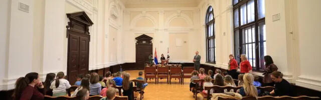 Mališani iz vrtića  Bubamara  posetili Gradsku kuću, na poklon dobili lopte (FOTO)