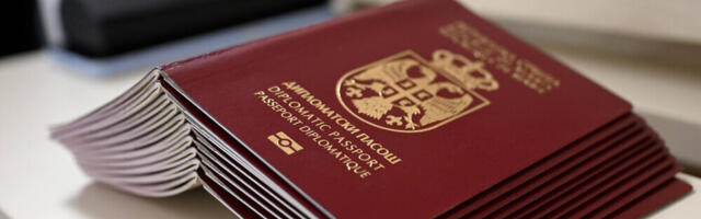 „Može da bude i providan“: Reakcije na „istorijsku“ promenu srpskog pasoša iz bordo u burgundi crvenu