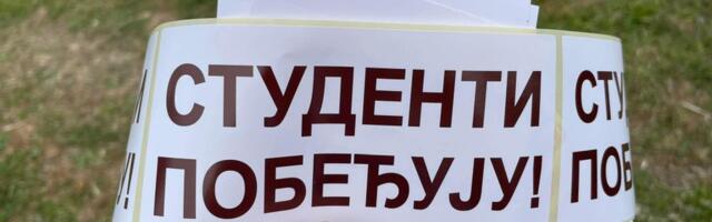 Čačanski studenti razvili veliki transparent: Štampali majice i lepili nalepnice "Studenti pobeđuju"