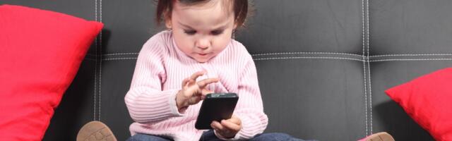 Studija otkrila 3 rizika kada deca prerano dobiju pametni telefon: Jedan posebno brine stručnjake