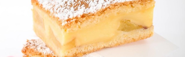 Ovo je najbolji kolač sa jabukama - ukusno voće, prhko testo i puno kremastog pudinga