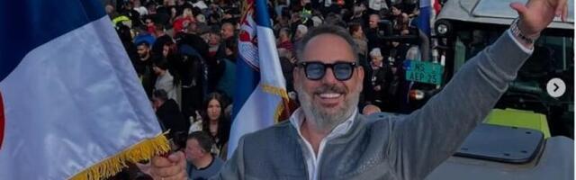 BRANKO BABIĆ STIGAO TRAKTOROM NA SVENARODNI SKUP Srpska zastava i tri prsta: "Joooj Srbijo koliko te volim" (FOTO)