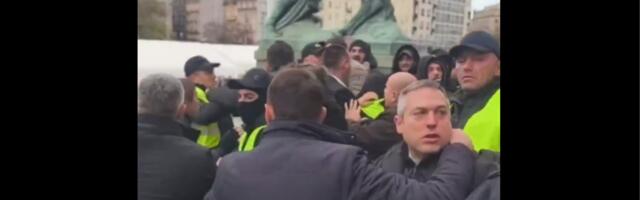 Napeto ispred parlamenta: Opozicija probala da skloni ogradu, iz Ćacilenda nasrnuli na njih