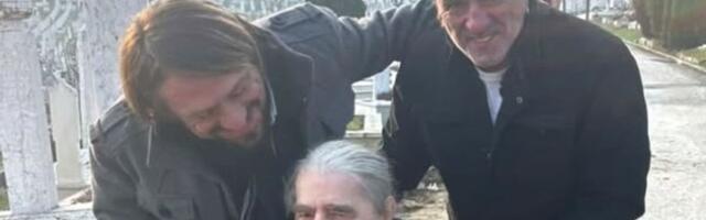 Slika sa groblja u Sarajevu postala viralna u BiH: Na njoj Tifa nasmejan, grli glumca u kolicima