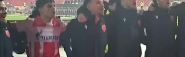 Pogledajte kako su fudbaleri Zvezde slavili sa Delijama posle večitog derbija: Baklja i pesma za Olimpijakos