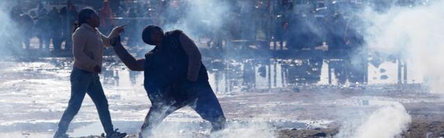 AVION PUN NOVCA SE RASPAO, NOVČANICE PADALE S NEBA: Najmanje 15 stradalo, a stotine ljudi se okupile da SKUPLJAJU PARE! Vojnici ih rasterivali ŠOK SCENE (VIDEO)