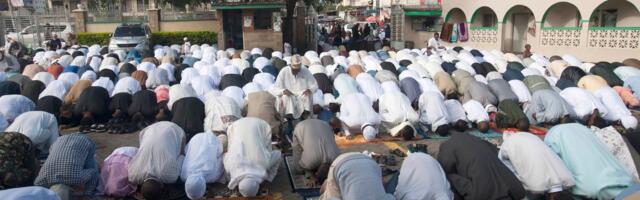 Prvi dan Ramazanskog bajrama: Vernici se okupljaju u džamijama, centralna molitva u Bajrakli džamiji