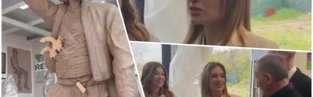VOJVODA BUKVALNO SAMO ŠTO NE PROGOVORI: Ministarka Stamenkovski posetila atelje Katarine Tripković, predstavljen spomenik Vasi Čarapiću (VIDEO)