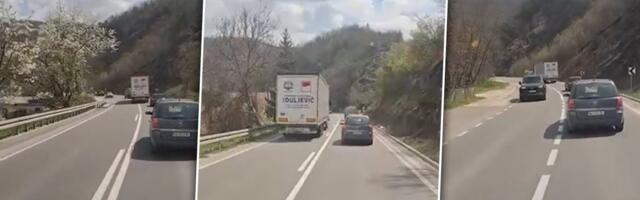 Tragedija izbegnuta "za dlaku": Opasno preticanje na putu Raška - Kraljevo, krivina, puna linija, a vozač kamiona dodaje gas (VIDEO)