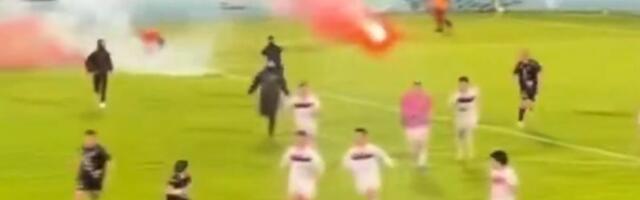 Maskirani huligani upali na teren i jurili sopstvene fudbalere! Igrači bežali, policija hapsila pred kamerama