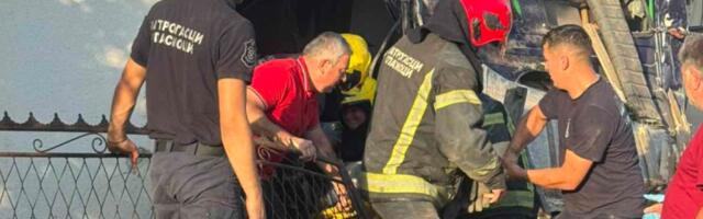 Teška nesreća u Velikim Pčelicama: Kamion uleteo u kuću, poginuo suvozač (FOTO)