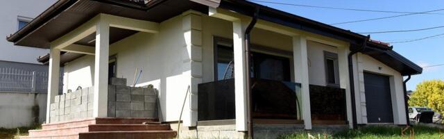 NAKON FIJASKA BRAKA I SKANDALA, KUĆA ZVRJI PRAZNA! Ovo je porodični dom nekadašnjeg ljubavnog para, uložili brdo para, sad je sve pustoš (FOTO)