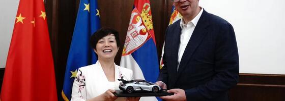 "IDE BRZINOM, VEROVALI ILI NE, 496KM NA SAT!" Vučić oduševljen poklonom koji je dobio od šefice BYD, pa pozvao kineskog giganta na Ekspo (FOTO)