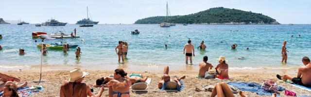 DRAMA U DUBROVNIKU! Turista ušao u more pa počela borba za život: Prijatelj i spasilac skočili da ga spasu, pa i njih POVUKLI OGROMNI TALASI!