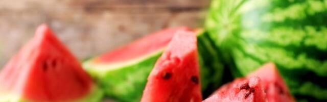 Super trik!  Očistite semenke lubenice za manje od 2 minuta (VIDEO)