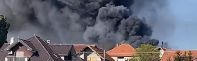 Požar buknuo u mlekari, vatrogasci se bore sa vatrenom stihijom (VIDEO)