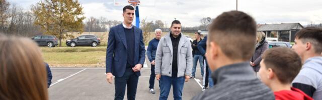 Državni sekretar Marko Kešelj u Preljini i Kukićima: Deco, loptu u ruke i bavite se sportom!