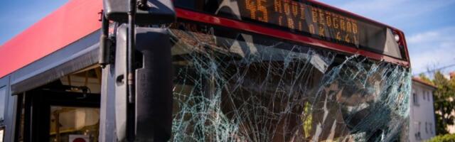Drama u Beogradu: Razlupan autobus GSP, putnici povređeni