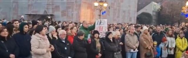 "Stojimo uz vas": Javni čas ispred Jovine gimnazije (VIDEO)