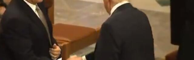 PENS O SKANDALU SVOJE SUPRUGE NA SAHRANI DŽIMIJA KARTERA: Bivši potpredsednik otkrio prve reči sa Trampom posle četiri godine (VIDEO)