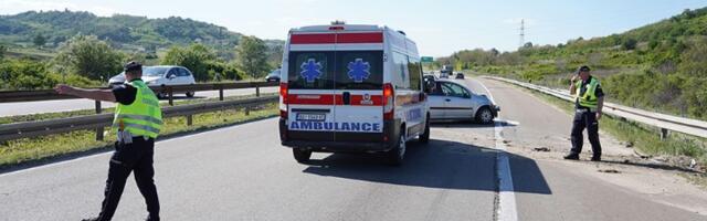 DRAMA kod Zrenjanina: Auto sleteo sa autoputa, završio zgužvan u njivi (FOTO)