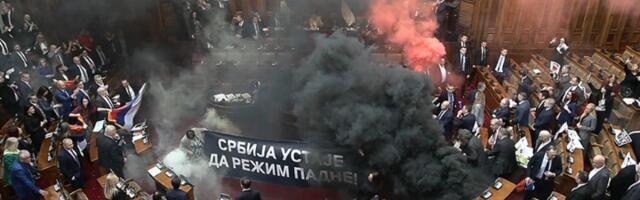 Skupština pod DIMNIM BOMBAMA: Radila protivno poslovniku?