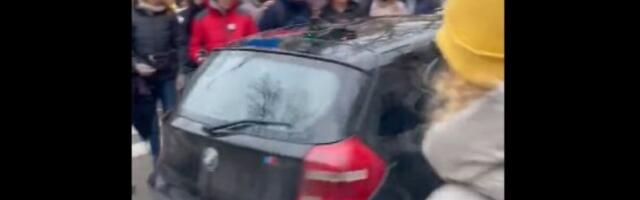 BMW-om se zaleteo na đake i nastavnike ispred škole u NS (VIDEO)