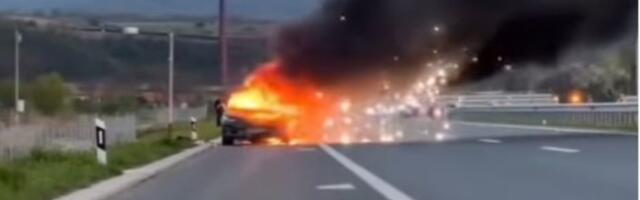Stravična scena kod Pojata: Vatra progutala auto (VIDEO, FOTO)