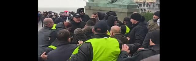 VIDEO: Vučićeve pristalice iz Ćacilenda napale opozicione poslanike ispred Skupštine