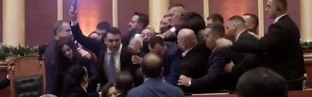 TUČA I HAOS U PARLAMENTU ALBANIJE, KORIŠĆENE BAKLJE! Opozicija se sukobila sa obzebeđenjem (VIDEO, FOTO)