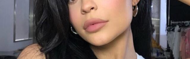 Rijaliti zvezda zasenila i svog dečka: Bujne grudi u prvom planu (FOTO, VIDEO)