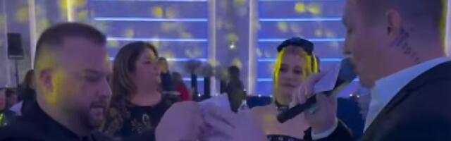 Borko okitio kolegu evrima - Šokiraće vas koliko bakšiša je dao za jednu pesmu (VIDEO)