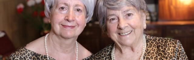 Ne razdvajaju se ni posle 100 godina: Bliznakinje i dalje spavaju u istom krevetu, razlog će vas ganuti