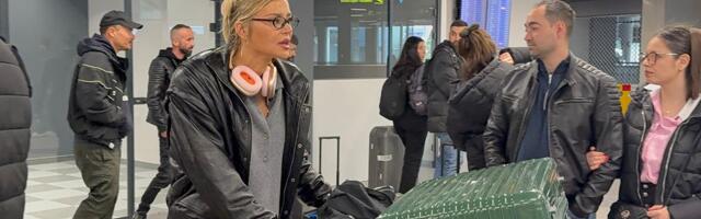 Sofija bez Luke stigla u Beograd: Manekenka u društvu dece tegli ogroman prtljag, evo kako izgleda bez šminke