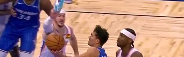 Ovo do sada sigurno niste videli: Patikom pokušao da blokira šut rivala, evo šta su sudije svirale /VIDEO/