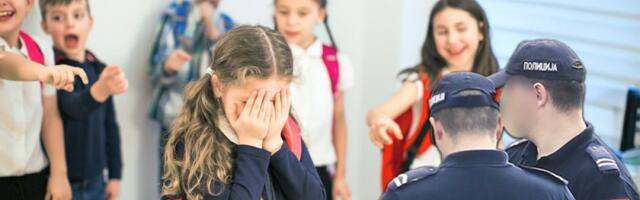 Skandal u beogradskoj školi! Učenica primorana da ljubi drugricu u usta dok su druge snimale