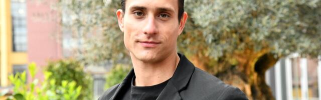 VENAC OD TRNJA NA GLAVI I DEKOLTE DO POLA STOMAKA: Slaven Došlo je izazvao ekstatične reakcije poslednjim izdanjem! (Foto)
