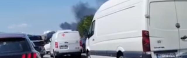 (VIDEO) Blokirali prolaz vatrogascima, pa divljali zaustavnom trakom