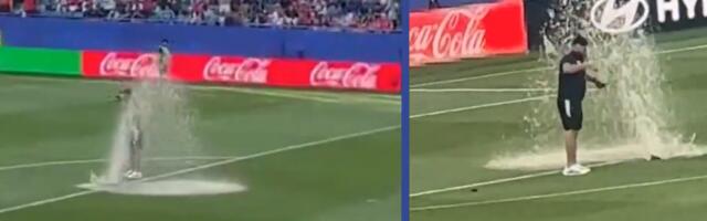 Ameri se obrukali na Mundijalu: Stadion vredi preko milijardu dolara, a eksplozija prskalice napravila ruglo /VIDEO/