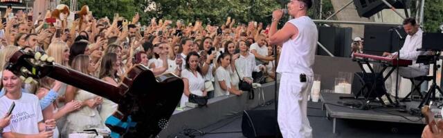 Spektakl ispod Avalskog tornja: Više od 3.000 ljudi u belom pevalo sa Adijem Šošetom do poslednjeg stiha