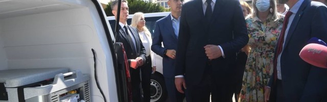 Novi Pazar dobio vozilo za prijevoz vakcina – Vučić: Molim ljude da se vakcinišu, ugrozićete nekog drugog