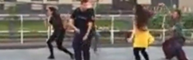 POLICAJAC ZAPLESAO NA ULICI! Berlin dobio svog Majkla Džeksona!