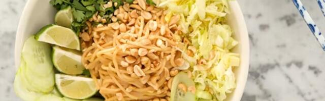 Topla salata sa susamom i nudlama