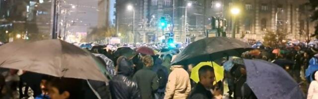"Dok smo palili sveće, Vučić oplakivao stranačke prostorije"