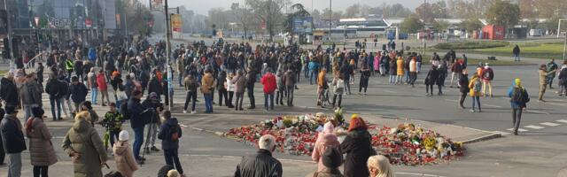 Počeo protest u Novom Sadu: Blokiran saobraćaj kod Železničke stanice (FOTO, VIDEO)