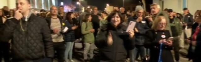 Protest ispred PU u Čačku: Ne idemo kući dok ne dobijemo odgovor ko je tukao našu decu
