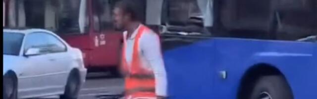 Pobesneli muškarac RAZBIO STAKLO AUTOBUSA u centru Beograda, nasrnuo na vozača i pretio prolaznicima (VIDEO)