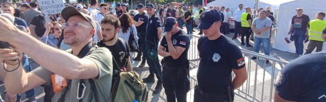 TENZIJE ispred ćacilenda: Policija između građana i ćacija (VIDEO)