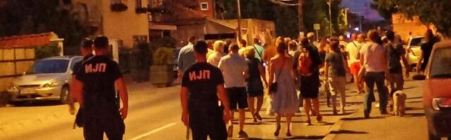 Studenti i građani u protestnoj šetnji „Treća smena“ u znak solidarnosti sa radnicima Jure pod budnim okom policijskih marica